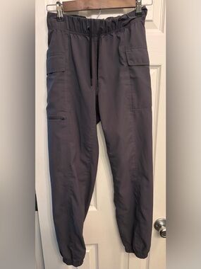 Mountain Hardwear Women’s Lightweight Cargo Pants in Charcoal Gray. Size XS